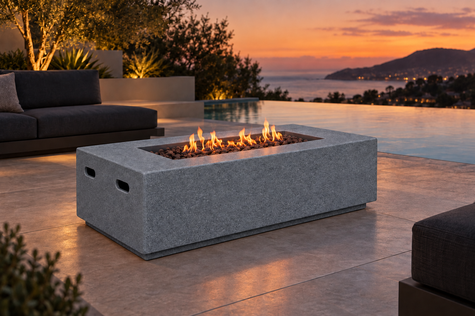 Gri Fiberstone ateş çukuru, gün batımında havuz kenarındaki terasta